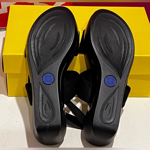 Kenneth Cole Black Platform Sandals - Picture 7 of 8